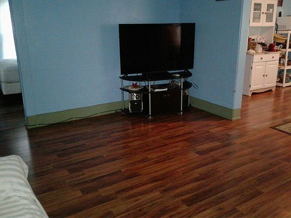 4th image of 2043 Victoria Ave