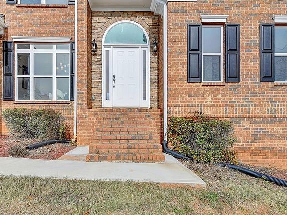 4th image of 200 Hargrove Cir