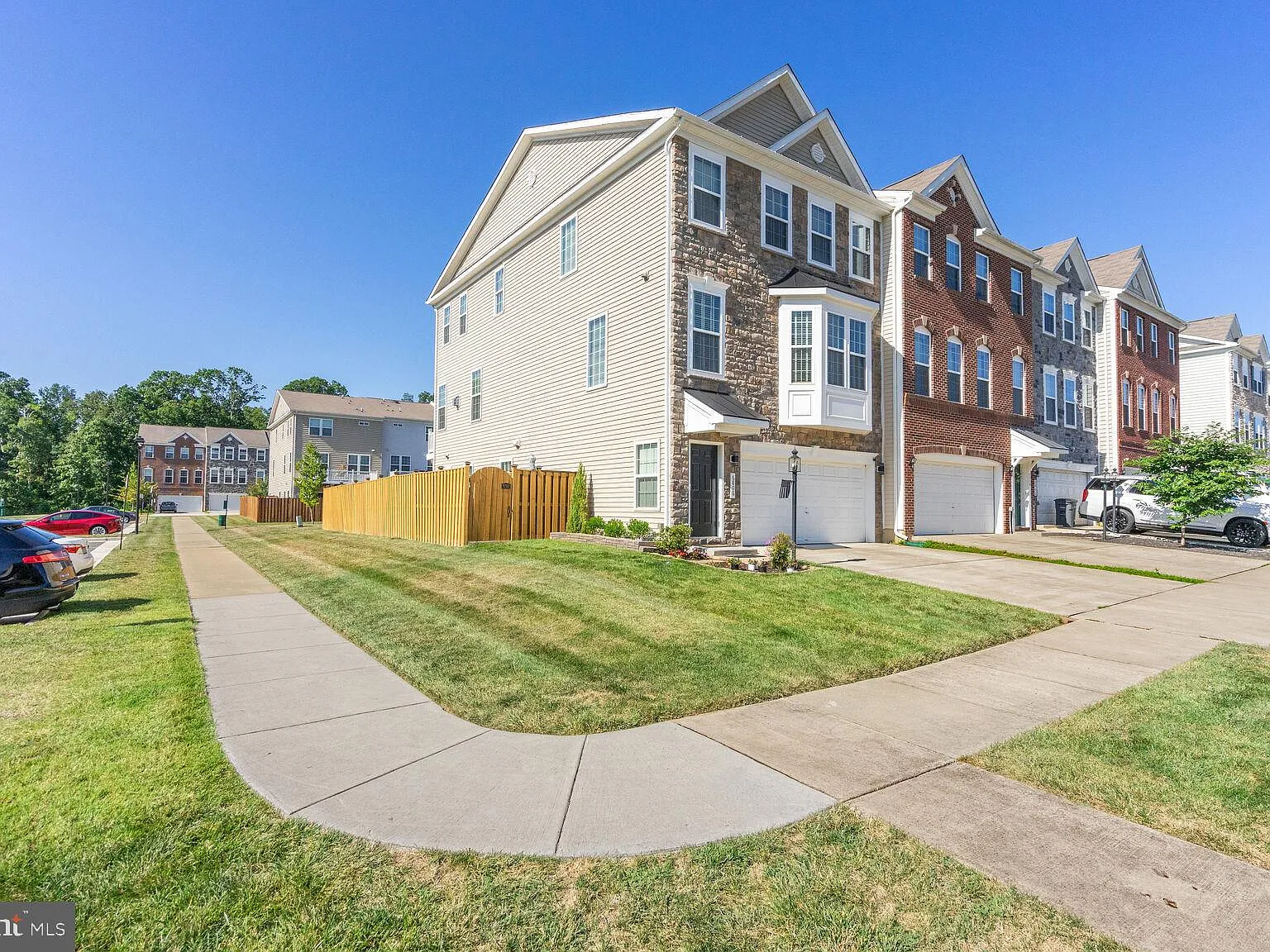 3 bed, 3.5 bath, 3096 sqft, $3,500 — Photo 2