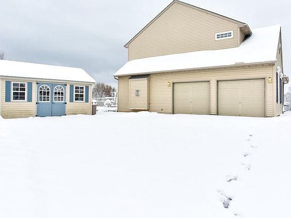 3rd image of 4 Carriage Dr