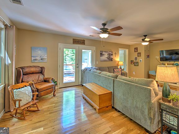 3rd image of 16 Abby Ln