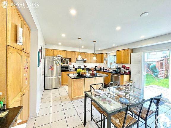 3rd image of 12 Robert Attersley Dr E