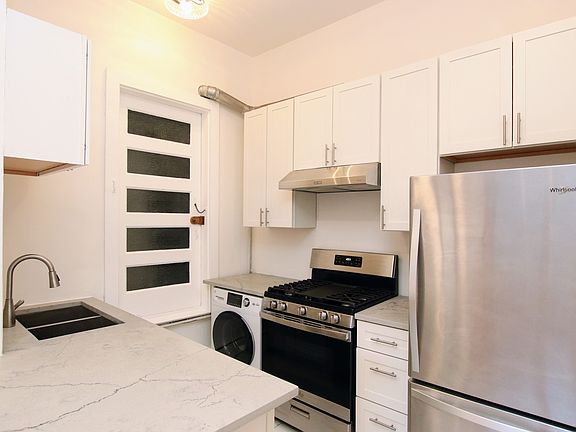 4th image of 560 W Fullerton Pkwy #3