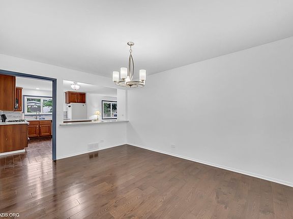 5th image of 445 Kinkaid Ct