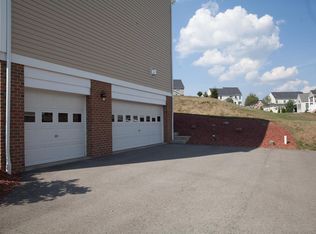 302 Apricot Ct, Cranberry Twp, PA 16066