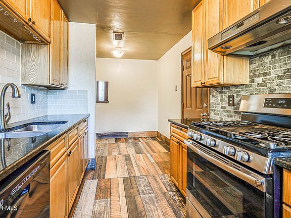 4th image of 5004 Royal Dr