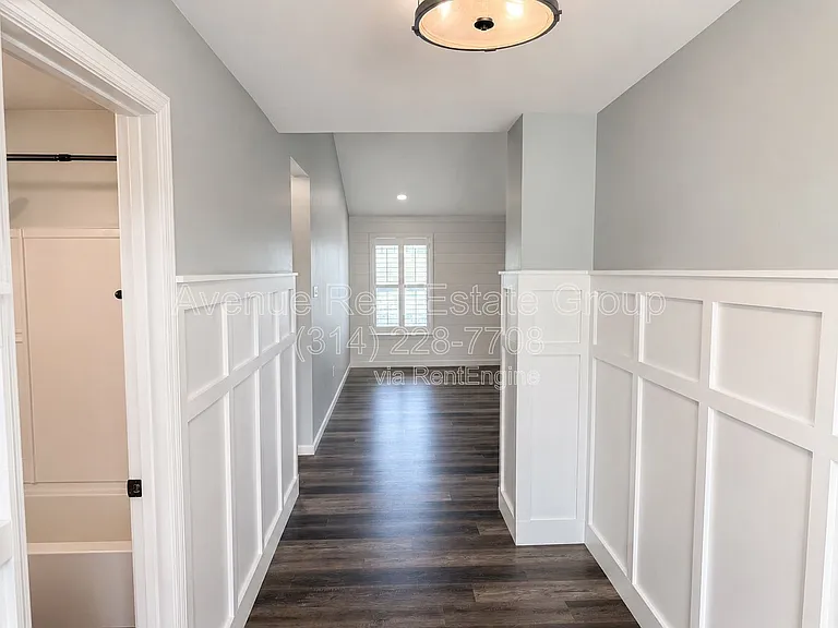 1016 Westlake Village Dr — Photo 2