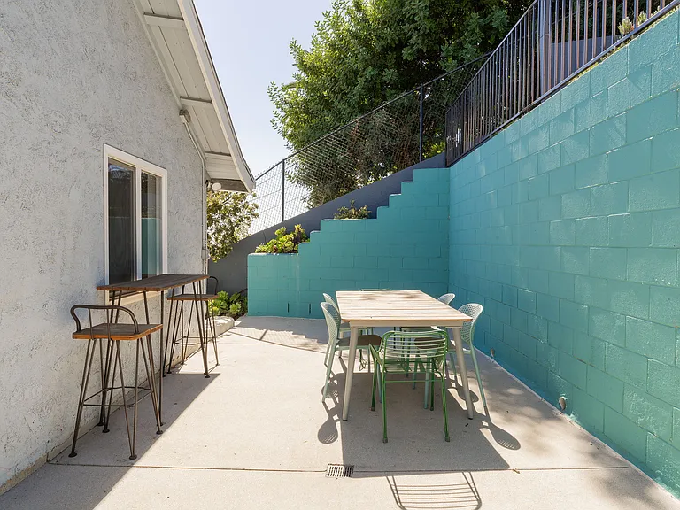 339 Isabel St — Photo 36