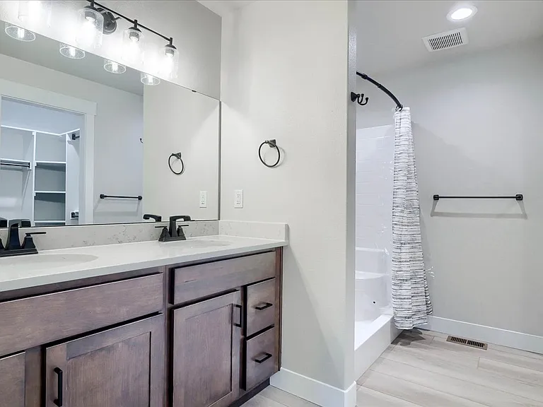 910 Phipps Ave — Photo 45