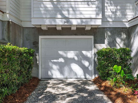 3rd image of 142 Wappoo Creek Dr #9
