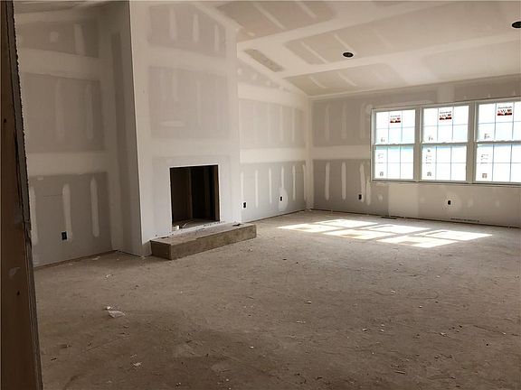 5th image of 712 S Golf Blvd