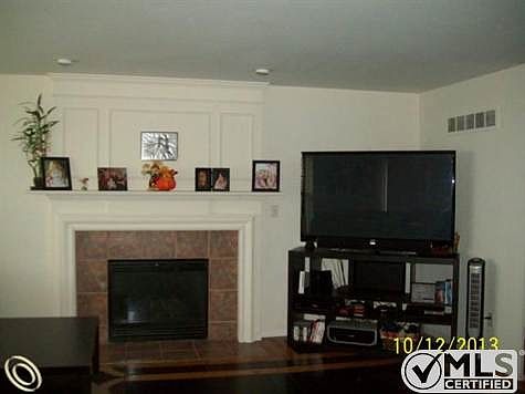 LIVING ROOM.JPG
