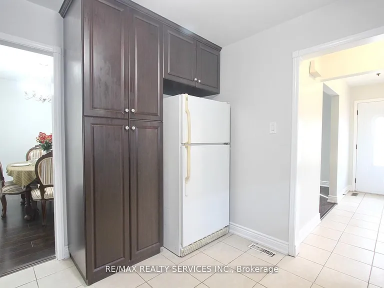 185 Earnscliffe Cir — Photo 12
