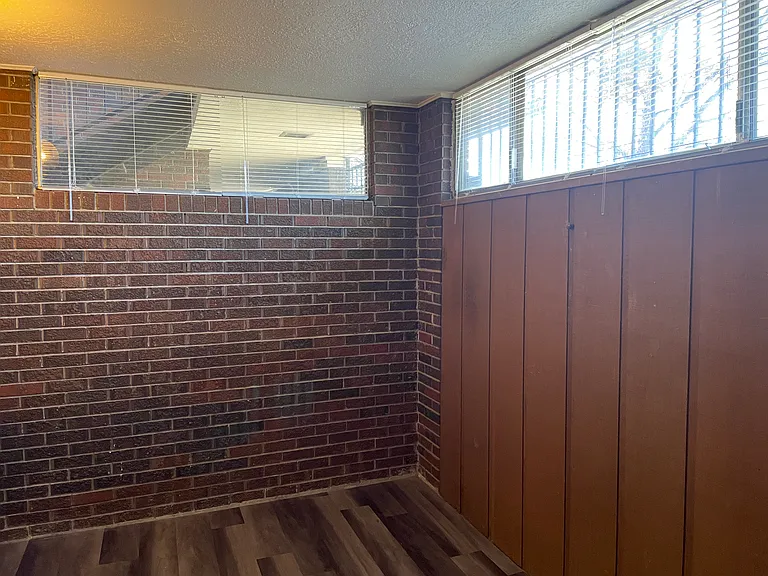 Huge Nob Hill 1 Bedroom w/ Garage, Storage, Ref. Air, & Updates — Photo 5