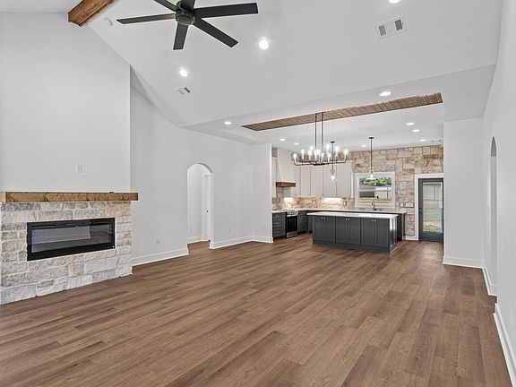 4th image of 1913 Lakeview Dr