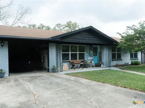 309 Hessler Dr, Hallettsville, TX 77964