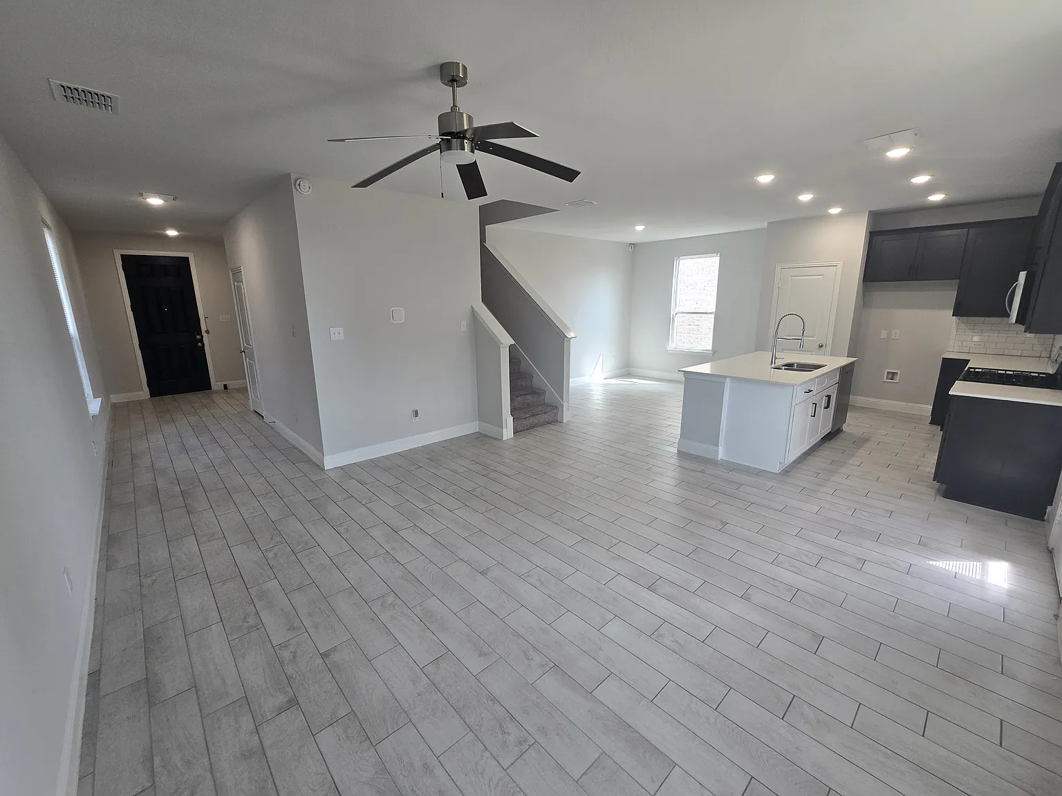 4 bed, 2015 sqft, $2,995 — Photo 3