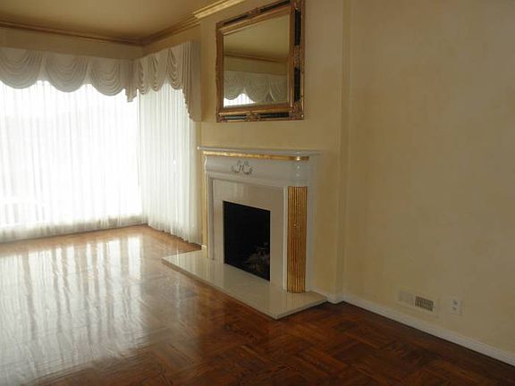 Living room w/ fireplace