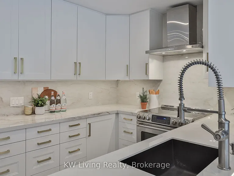 452 Davisville Ave — Photo 11