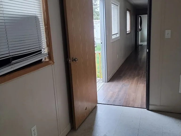 317 E Smith St — Photo 10