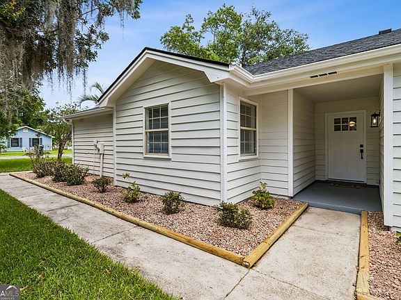 3rd image of 207 Cypress Dr