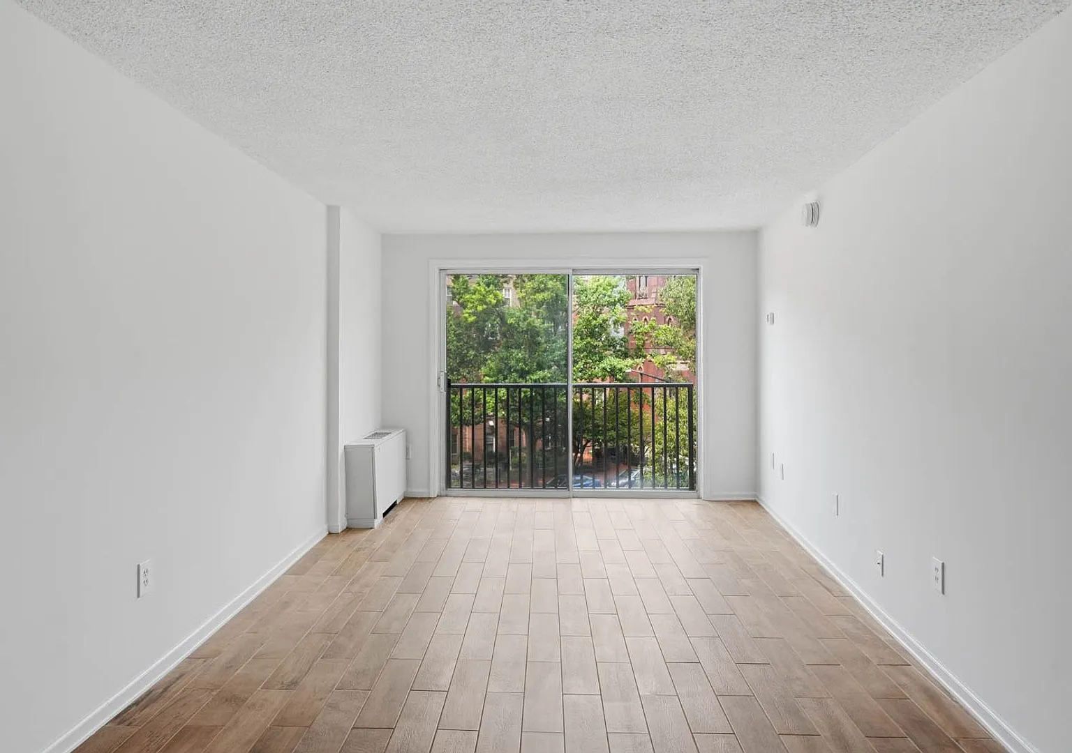 Logan Circle Condo | 1 Bed | 1 Bath | 600 Sf | 2 Juliet Balconies — Photo 4