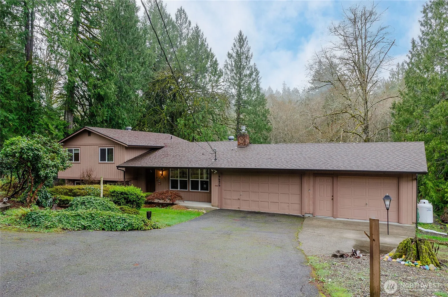 6696 Crest Drive SE photo 1