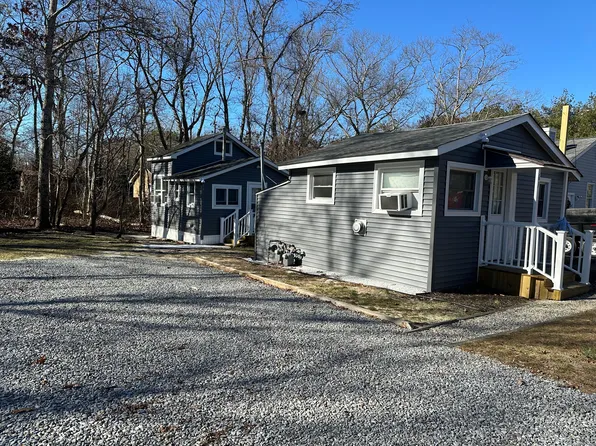 67 Oak Ave, Flanders, NY 11901