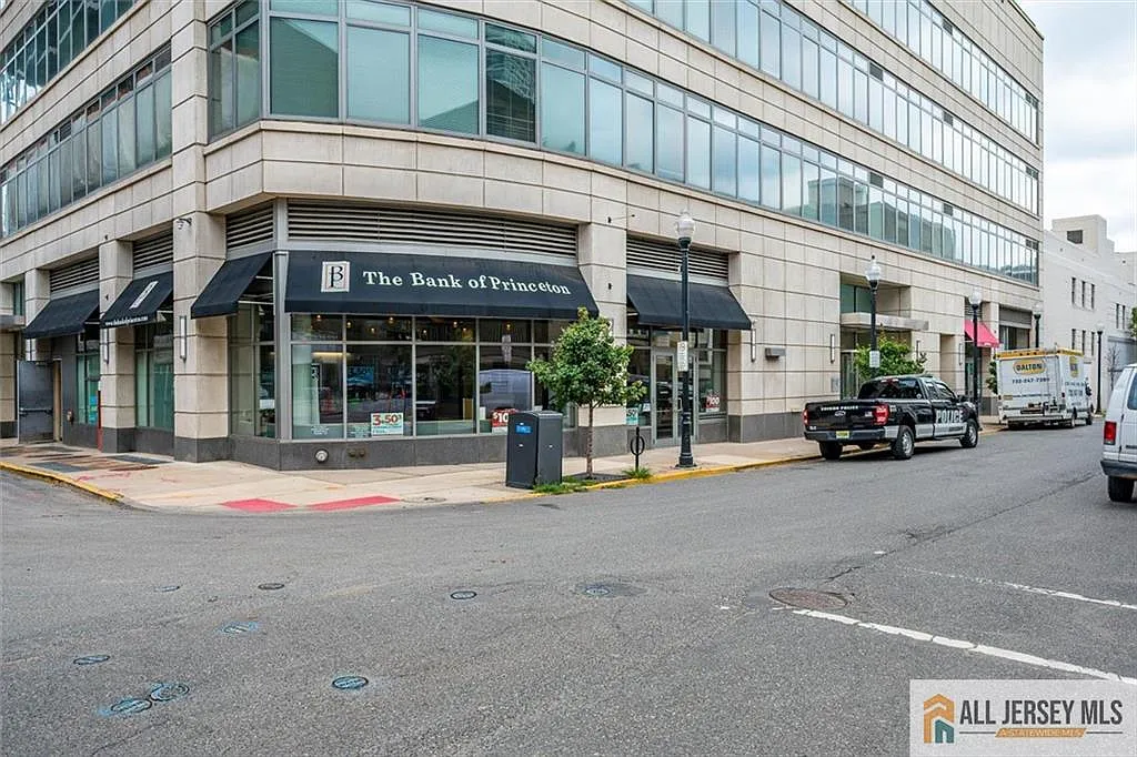 2 bed, 2.0 bath, 1295 sqft, $3,000 — Photo 2