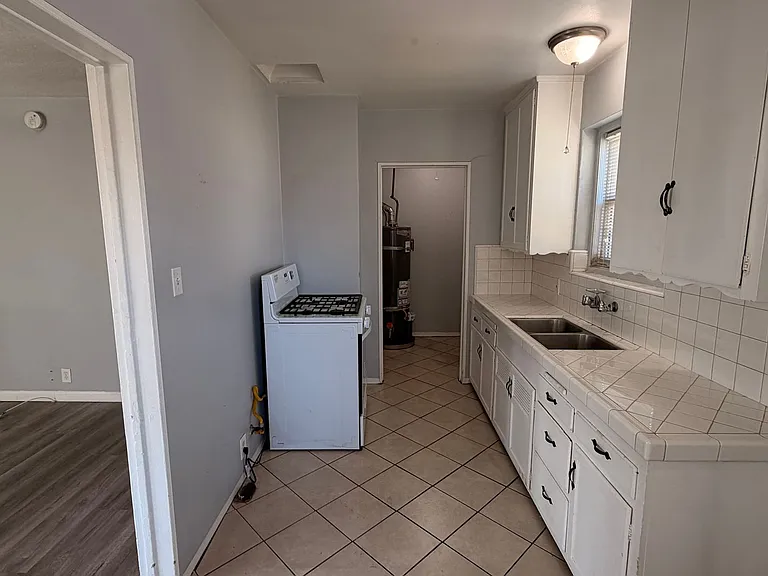 6415 S Van Ness Ave — Photo 8
