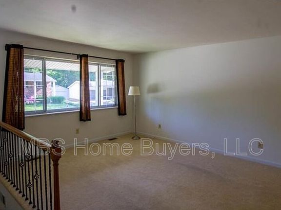 3rd image of 10 Gary Glen Dr