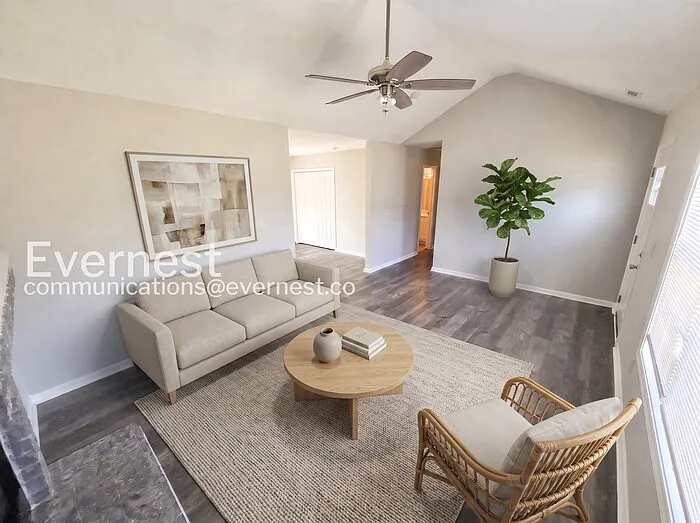 1109 Crescent Way — Photo 2