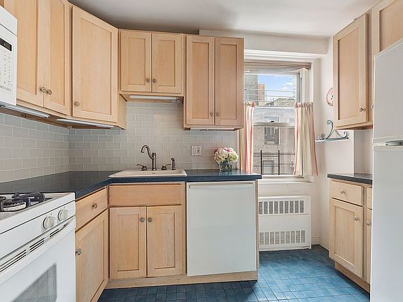 4th image of 251 E 32nd St #3J