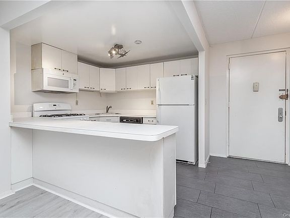 3rd image of 1376 Midland Ave APT 410