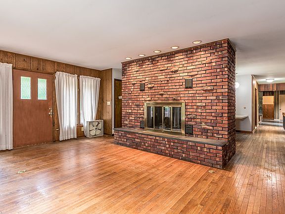 4th image of 615 Rising Hill Dr