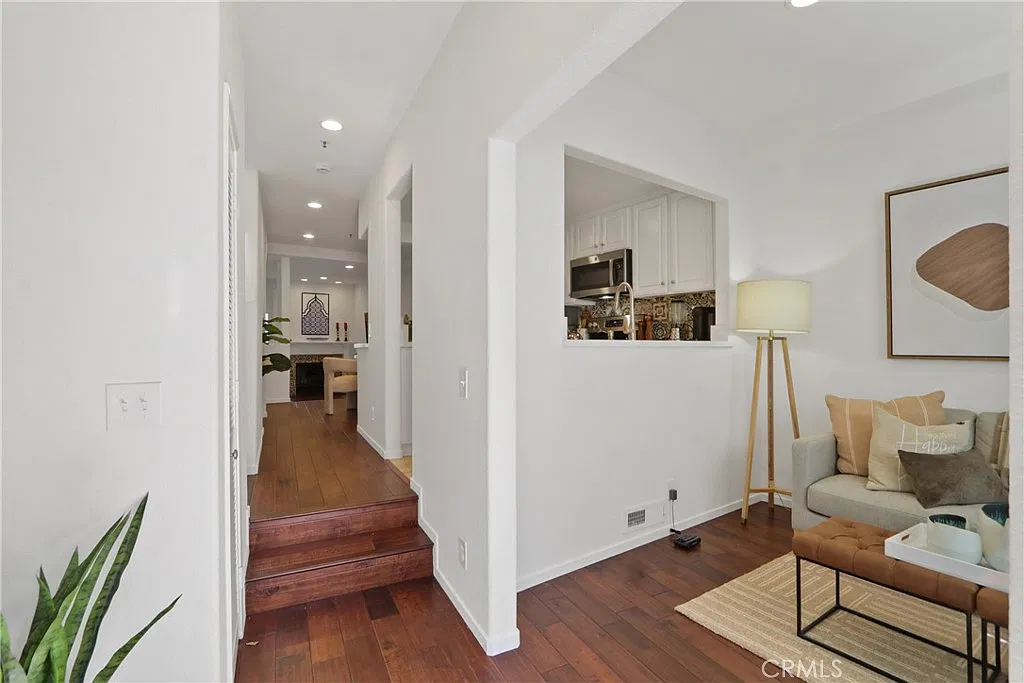 2 bed, 2.5 bath, 1358 sqft, $5,995 — Photo 4