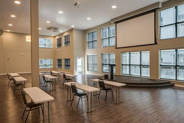 Newport Commons — Photo 16