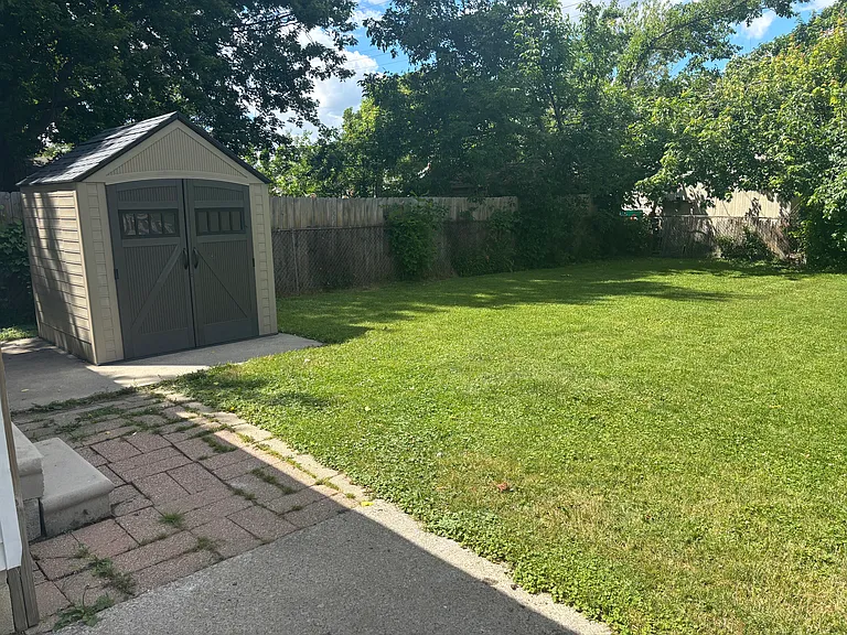 22441 Ridgeway St — Photo 44