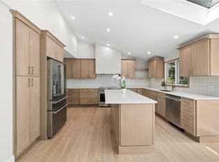 6 Washington Avenue, Dix Hills, NY 11746