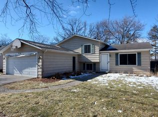 520 Northgate Rd, Lindenhurst, IL 60046