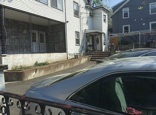 2nd image of 98 Pearl St