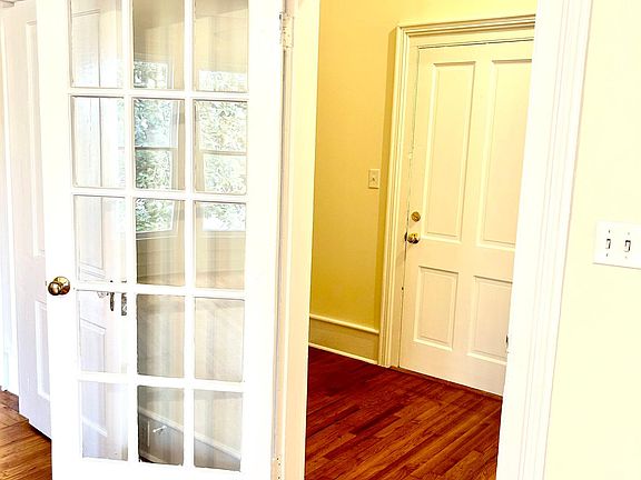 Anteroom with large closet (not seen)