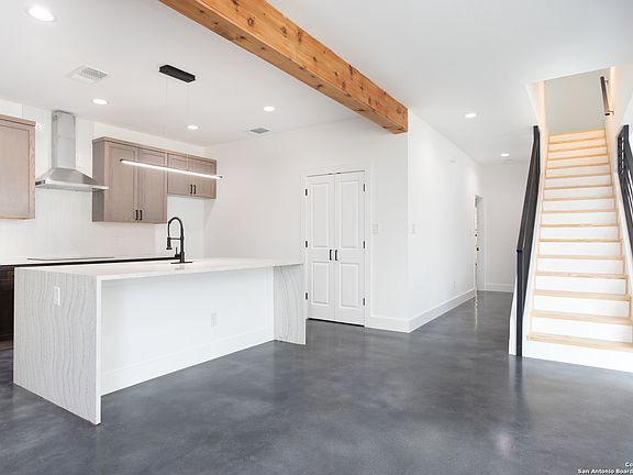 4th image of 215 DOUGLAS WAY ST