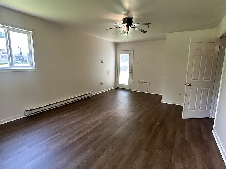 472 Hill St — Photo 4