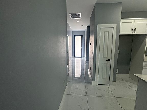 3rd image of 4910 Golfview Blvd