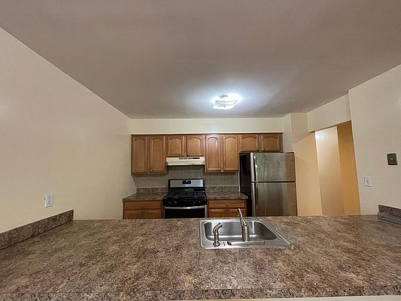 5th image of 36 Oakville St #2
