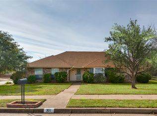 301 Meadowhill Dr, Benbrook, TX 76126