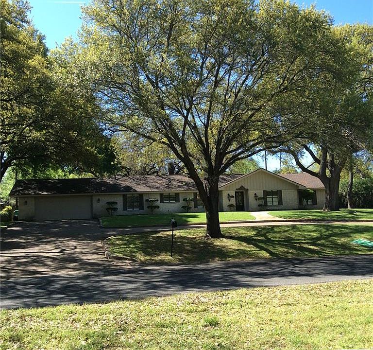 1st image of 711 Estate Dr