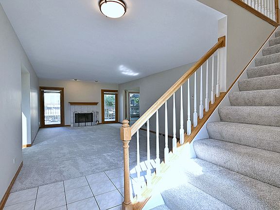 4th image of 148 Schiller Sq