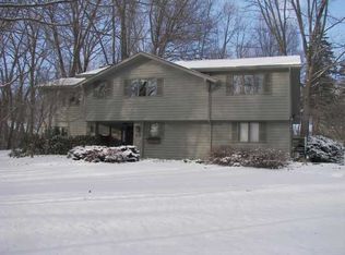 10 Park Forest Dr, Pittsford, NY 14534